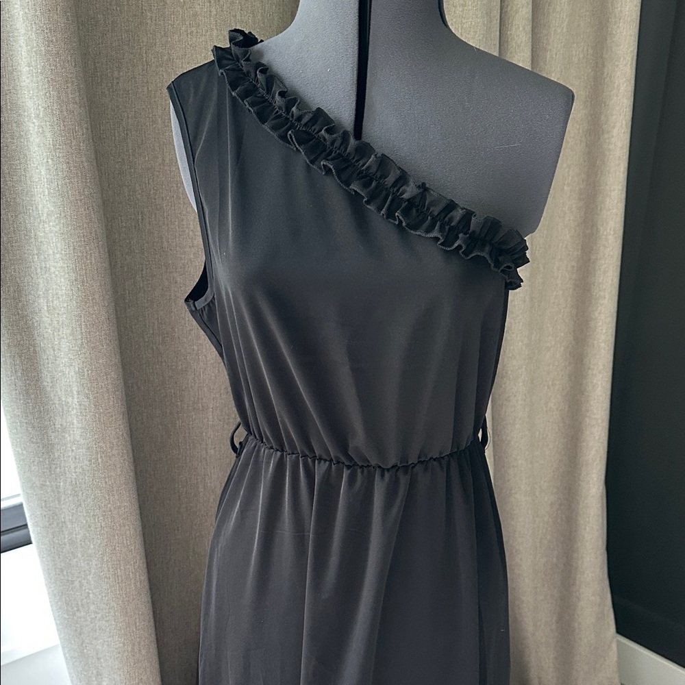 Elegant One-Shoulder Black Dress‎ with Ruffle Accent